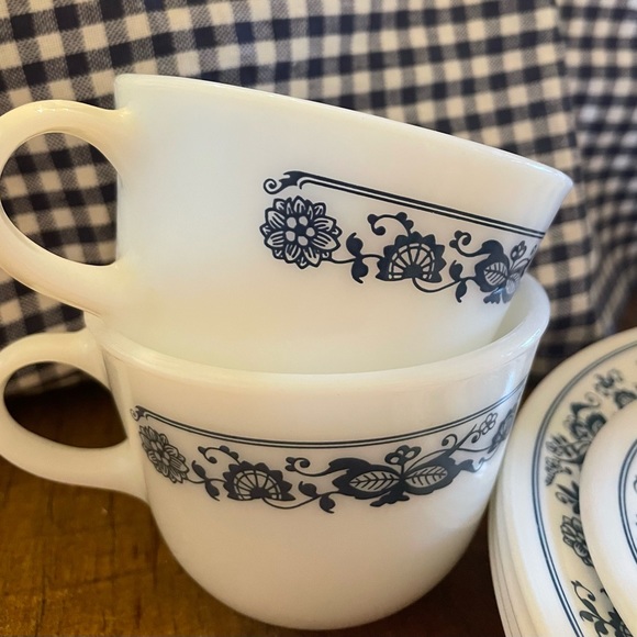 Corning Corelle OLD TOWN BLUE ONION 10 piece set 4 dinner plates,4 mugs,saucer, - Picture 7 of 7